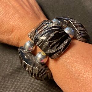 Vintage Costume jewelry expandable zebra acrylic bracelet with silver tone beads